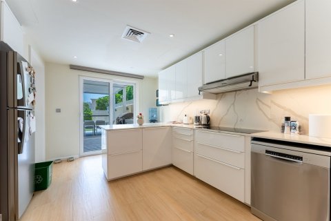 Снять в аренду виллу в The Lakes, Дубай: 3 спальни, 244.14908400м², № 95160 - фото 8