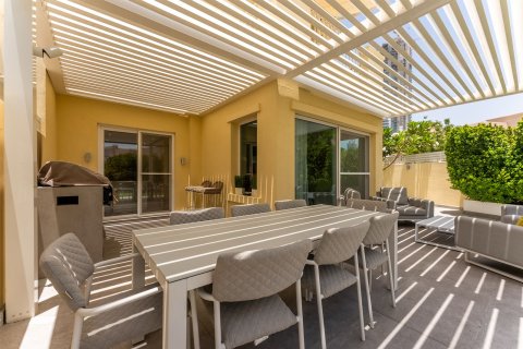 Снять в аренду виллу в The Lakes, Дубай: 3 спальни, 244.14908400м², № 95160 - фото 3