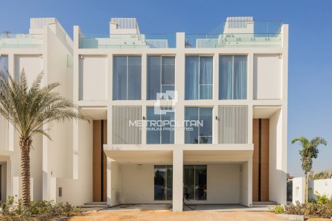 Снять в аренду таунхаус в Аль-Барари, Дубай: 4 спальни, 459м², № 73008 - фото 1