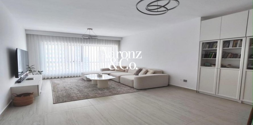 Apartment in Jumeirah Lake Towers, Dubai 1 bedroom, 84 sq.m. № 135273