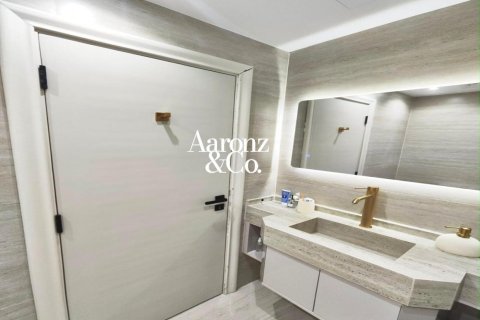 Apartment in Jumeirah Lake Towers, Dubai 1 bedroom, 84 sq.m. № 135273 - photo 2