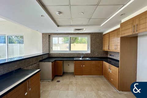 Снять в аренду виллу в Legacy Nova Villas, Jumeirah Park, Дубай: 4 спальни, 611м², № 79212 - фото 7