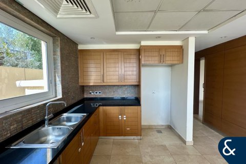 Снять в аренду виллу в Legacy Nova Villas, Jumeirah Park, Дубай: 4 спальни, 611м², № 79212 - фото 9