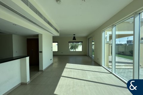 Снять в аренду виллу в Legacy Nova Villas, Jumeirah Park, Дубай: 4 спальни, 611м², № 79212 - фото 4