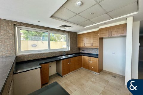 Снять в аренду виллу в Legacy Nova Villas, Jumeirah Park, Дубай: 4 спальни, 611м², № 79212 - фото 8