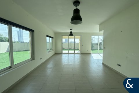 Снять в аренду виллу в Legacy Nova Villas, Jumeirah Park, Дубай: 4 спальни, 611м², № 79212 - фото 3