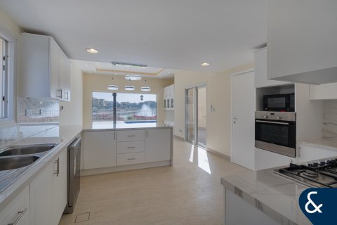 Снять в аренду виллу в Meadows, Дубай: 4 спальни, 540м², № 79207 - фото 5