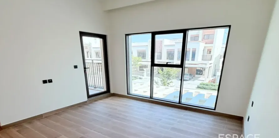 Adosado en Damac Lagoons, Dubai, 4 dormitorios, 212 m², № 122320