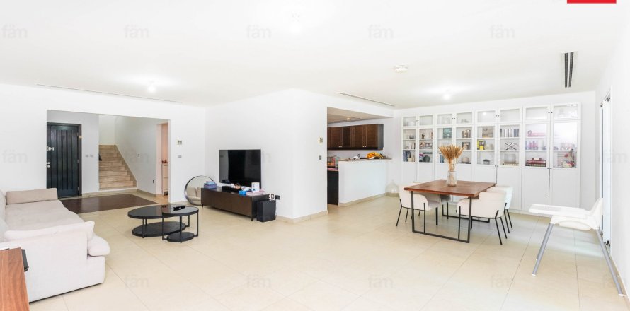 Таунхаус в Дубае, 2 спальни, 278м², № 23084