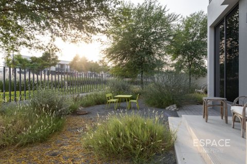 Купить виллу в Дубай Хилс Эстейт, Дубай: 4 спальни, 230м², № 61850 - фото 1