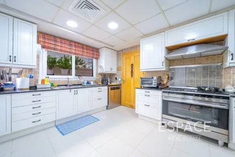 Villa in Meadows 1, Meadows, Dubai 5 bedrooms, 353 sq.m. № 61853 - photo 4