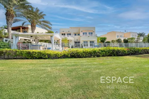 Villa in Meadows 1, Meadows, Dubai 5 bedrooms, 353 sq.m. № 61853 - photo 15