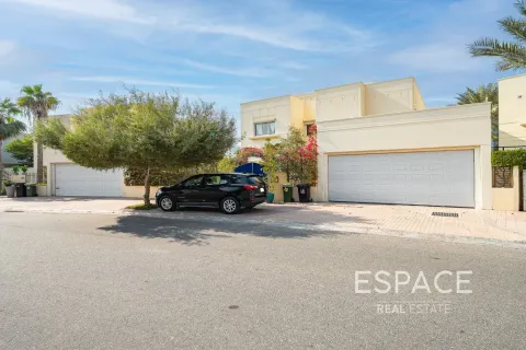 Villa in Meadows 1, Meadows, Dubai 5 bedrooms, 353 sq.m. № 61853 - photo 17