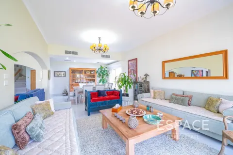 Villa in Meadows 1, Meadows, Dubai 5 bedrooms, 353 sq.m. № 61853 - photo 16