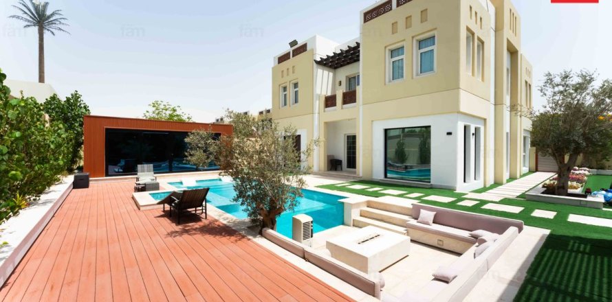 Villa in Dubai 5 bedrooms, 917.2 sq.m. № 24575
