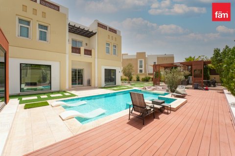 Villa in Dubai 5 bedrooms, 917.2 sq.m. № 24575 - photo 2