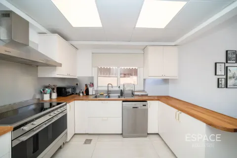 Villa in Meadows, Dubai 5 bedrooms, 343 sq.m. № 122740 - photo 8