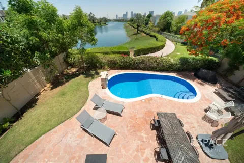 Villa in Meadows, Dubai 5 bedrooms, 343 sq.m. № 122740 - photo 18
