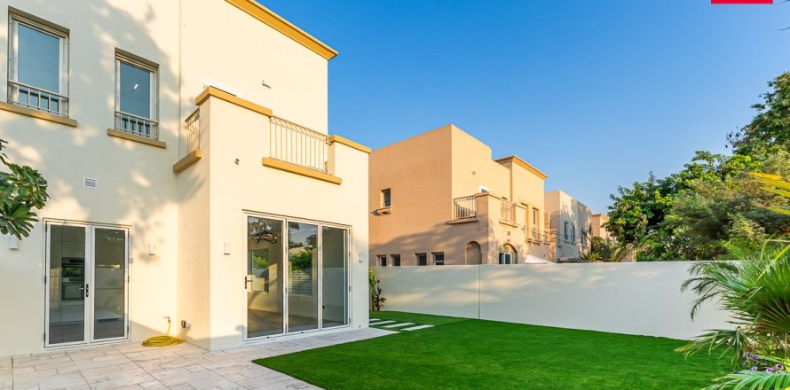 Вилла в Дубае, 2 спальни, 250м², № 85747