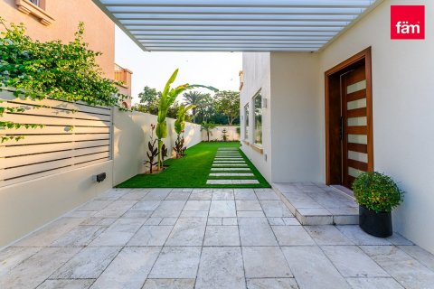 Купить виллу в Дубае: 2 спальни, 250м², № 85747 - фото 2