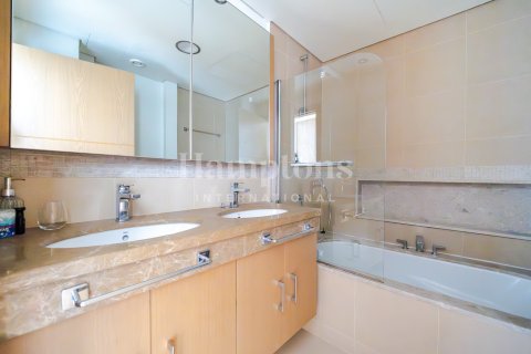 Apartment in Downtown Dubai (Downtown Burj Dubai), Dubai 3 bedrooms, 191.28727700 sq.m. № 63784 - photo 11