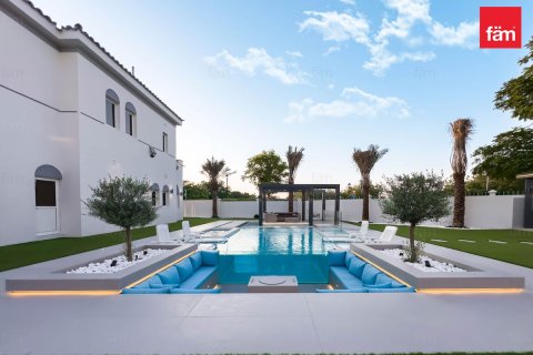 Villa en Dubai, 6 dormitorios, 1331.9 m², № 22692 - foto 1