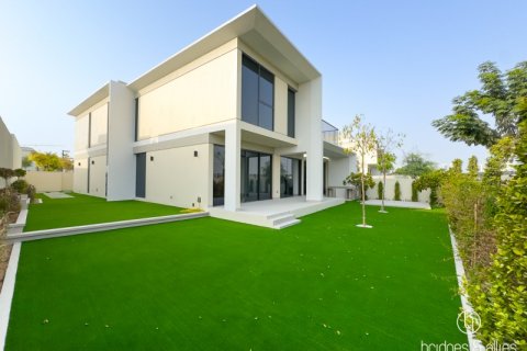 Villa en Dubai, 5 dormitorios, 536.3 m², № 77312 - foto 1