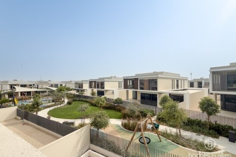 Villa en Dubai, 4 dormitorios, 432 m², № 77310 - foto 1