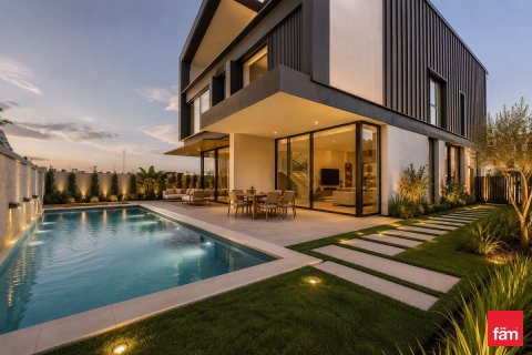 Villa in Dubai 5 bedrooms, 676.9 sq.m. № 111832