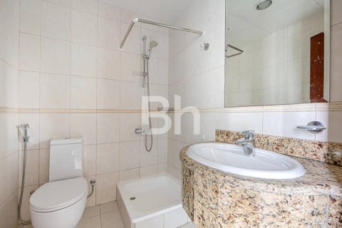 Apartment in Dubai Marina, Dubai 2 bedrooms, 122 sq.m. № 21371 - photo 11