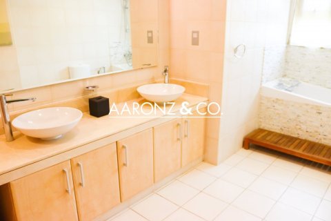 Снять в аренду квартиру в Пальме Джумейре, Дубай: 3 спальни, 206м², № 93024 - фото 10