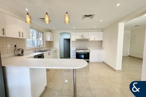 Снять в аренду виллу в Meadows, Дубай: 4 спальни, 947м², № 79082 - фото 4