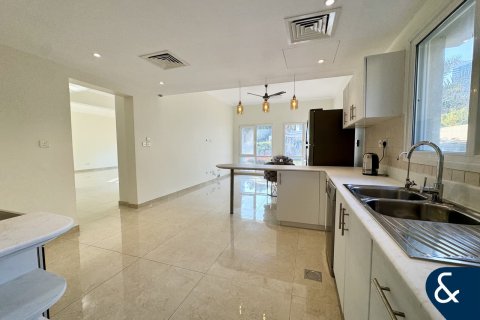 Снять в аренду виллу в Meadows, Дубай: 4 спальни, 947м², № 79082 - фото 5