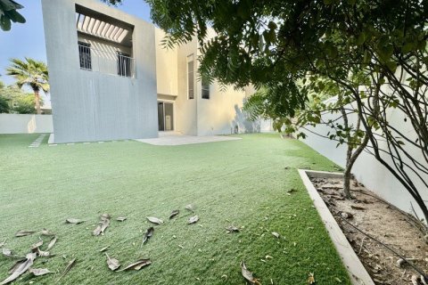 Снять в аренду виллу в Дубай Хилс Эстейт, Дубай: 4 спальни, 602.7м², № 77146 - фото 2