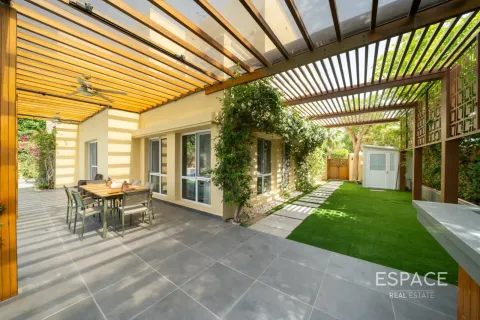 Villa in Meadows, Dubai 5 bedrooms, 369 sq.m. № 122785 - photo 20