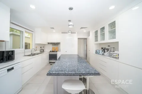 Villa in Meadows, Dubai 5 bedrooms, 369 sq.m. № 122785 - photo 8
