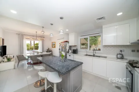 Villa in Meadows, Dubai 5 bedrooms, 369 sq.m. № 122785 - photo 9