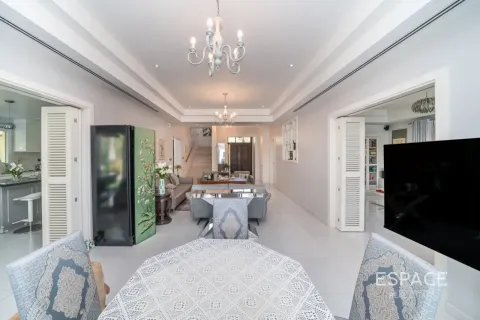 Villa in Meadows, Dubai 5 bedrooms, 369 sq.m. № 122785 - photo 4