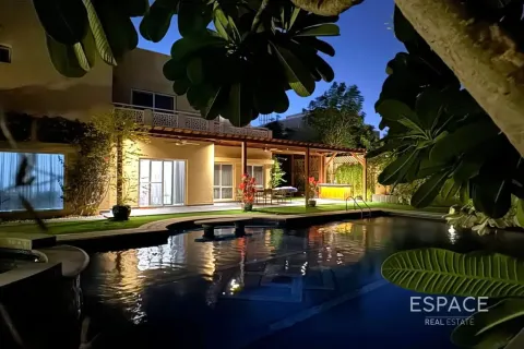 Villa in Meadows, Dubai 5 bedrooms, 369 sq.m. № 122785 - photo 2
