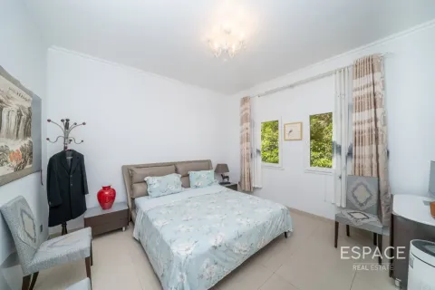 Villa in Meadows, Dubai 5 bedrooms, 369 sq.m. № 122785 - photo 13