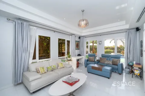 Villa in Meadows, Dubai 5 bedrooms, 369 sq.m. № 122785 - photo 5