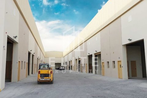 Almacén en Dubai Investment Park, Dubai, 4873 m², № 38924 - foto 1