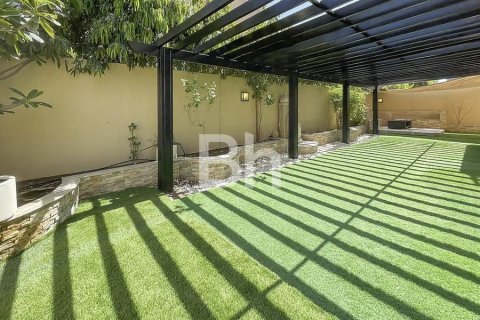 Villa en Dubai Science Park, Dubai, 4 dormitorios, 401 m², № 21983 - foto 3