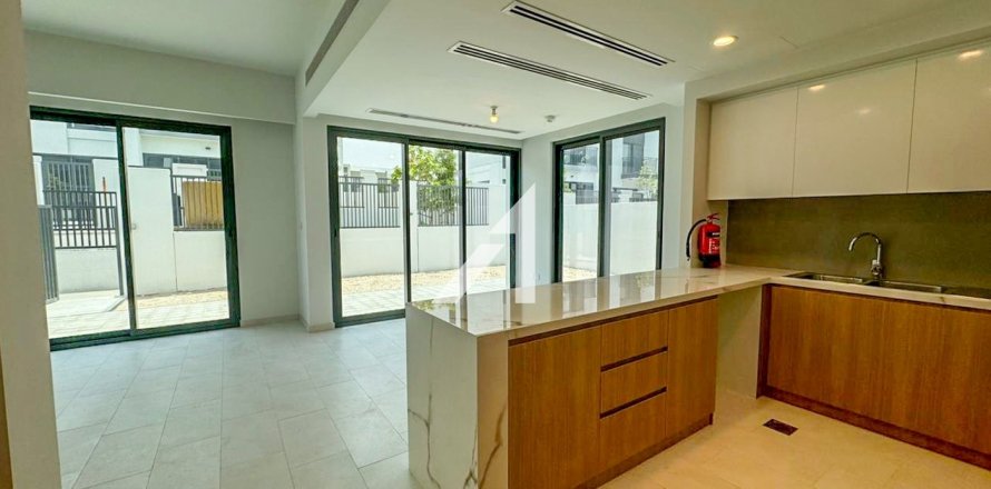 Таунхаус в Dubai Land, Дубай, 4 спальни, 245м², № 91124