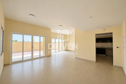 Villa en Dubai Land, Dubai, 4 dormitorios, 414.44 m², № 126583 - foto 2