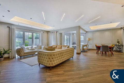 Купить виллу в Dubai Land, Дубай: 4 спальни, 394м², № 74498 - фото 1