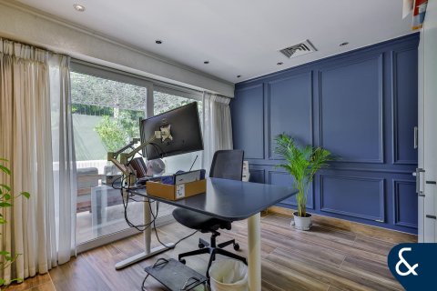 Купить виллу в Dubai Land, Дубай: 4 спальни, 394м², № 74498 - фото 7