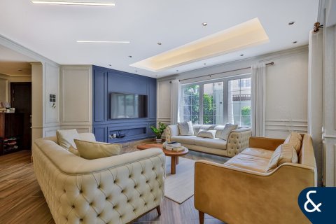 Купить виллу в Dubai Land, Дубай: 4 спальни, 394м², № 74498 - фото 2