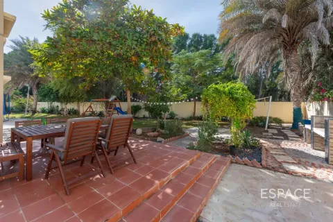 Villa in Meadows, Dubai 4 bedrooms, 339 sq.m. № 122626 - photo 2