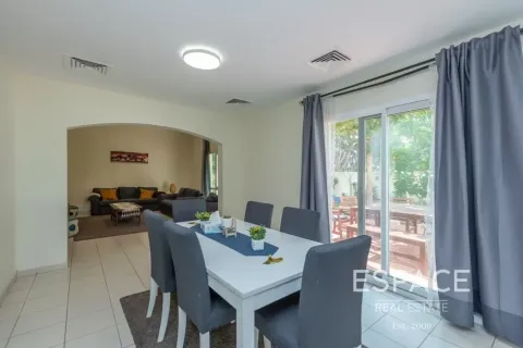 Villa in Meadows, Dubai 4 bedrooms, 339 sq.m. № 122626 - photo 7